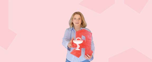 Gila Aufhammer-Ochmann hält Apothekerzeichen