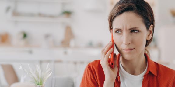 Besorgte Frau am Handy