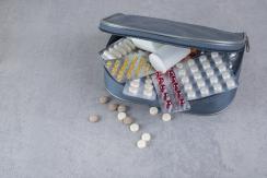 Kulturbeutel mit verschiedenen Medikamenten