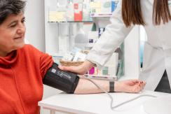 Apothekerin misst Blutdruck einer Kundin