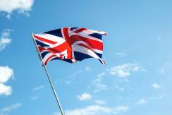 Britische Flagge weht vor blauem Himmel