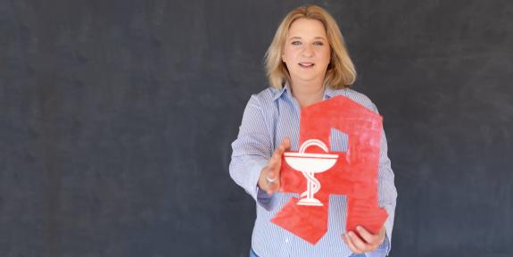 Gila Aufhammer-Ochmann hält das Apothekerwahrzeichen in den Händen